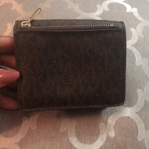 Michael Kors signature bifold wallet - Picture 4 of 17